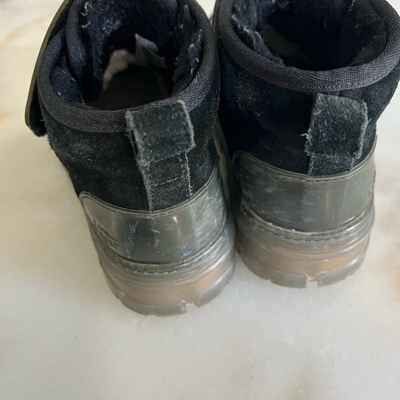 Ugg - Picture 4 of 7